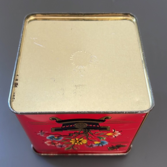 Vintage Square Red Asian Tin Made in England - Picture 8 of 12